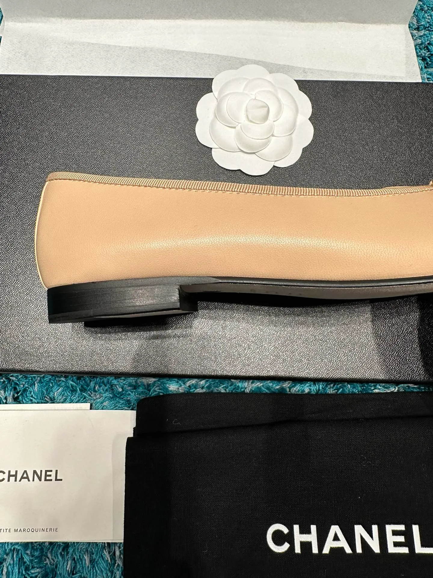 👟👟Ex-factory price 440👟👟 Chanel shoes that are always being upgraded~ 2021ss top version HK overseas purchasing original cut 1:1 Chanel Chanel classic bow round toe ballet shoes There are not many good quality, truly no pressure to go in and out of the counter. Regardless of the last shape, leather material selection, and manufacturing process, they are all genuine craftsmanship and very sophisticated. ◾️Fabric: Mixed sheepskin imported from Italy ◾️Lining: Imported sheepskin (sweat-absorbent and soft) ◾️Sole: Italian special A-grade genuine leather sole (not ordinary thin sole in the market) ◾️Size: 35-39 [34 40 41 42 43 customization is not returnable]